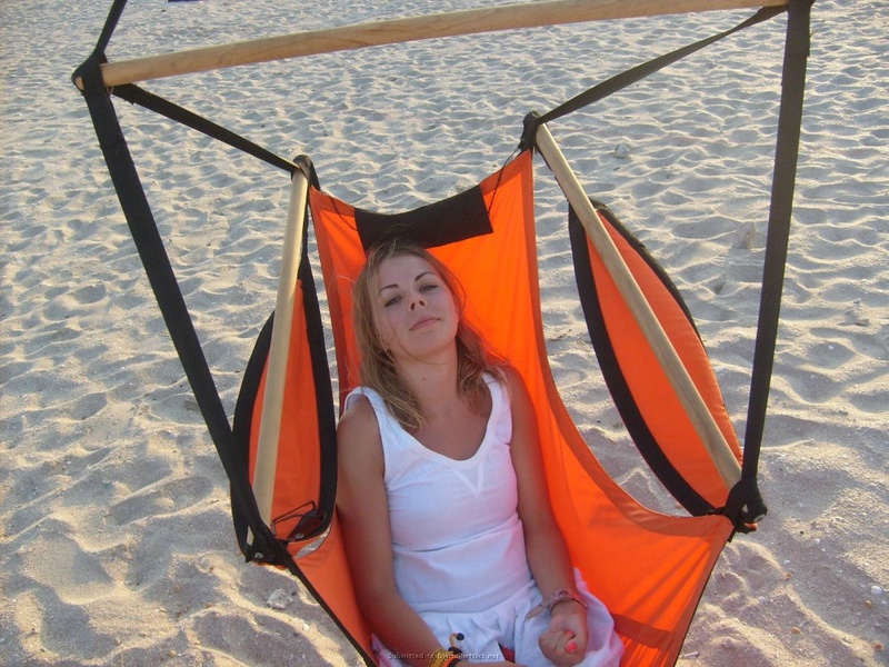Аня отдыхает на морском пляже топлес 16 фотография