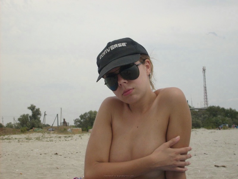 Аня отдыхает на морском пляже топлес 11 фотография