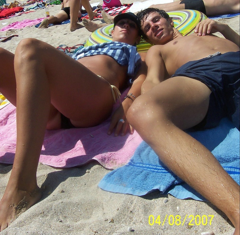 Молодуха загорает на пляже с голыми сиськами 16 фотография