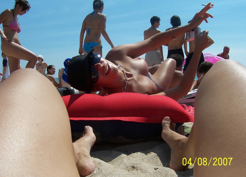 Молодуха загорает на пляже с голыми сиськами 6 фотография