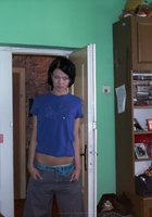 Голая брюнетка позирует в своей комнате 4 фотография