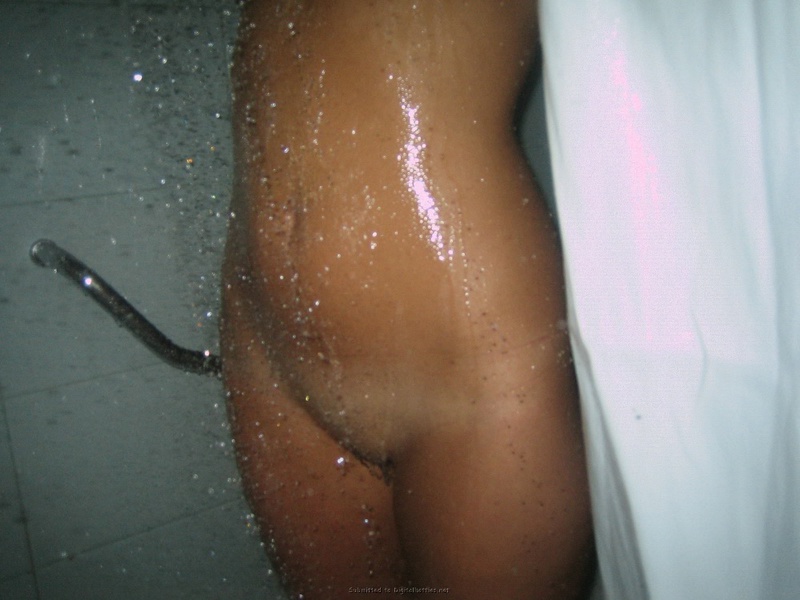 Голая девка моет дойки под душем 3 фотография