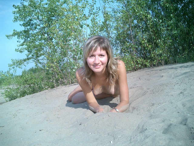 Шалашовка решила нежиться голой на пляже 19 фотография