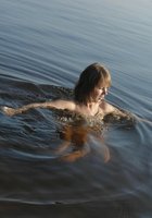 Молодая фея стоит по пояс в воде 5 фотография