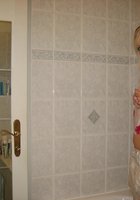 В углу ванной молодая леди со стеснением оголилась 7 фото