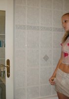 В углу ванной молодая леди со стеснением оголилась 6 фото