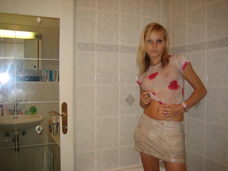 В углу ванной молодая леди со стеснением оголилась 8 фотография