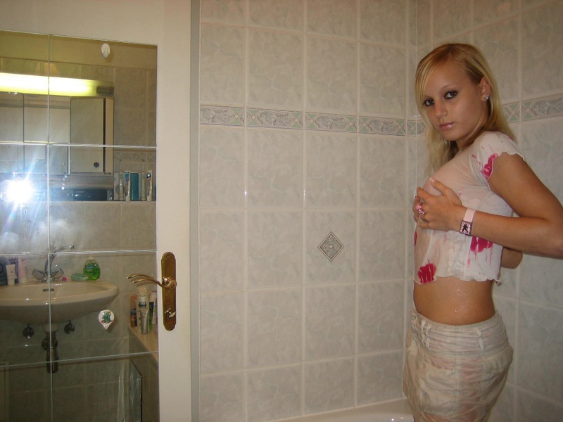 В углу ванной молодая леди со стеснением оголилась 7 фотография