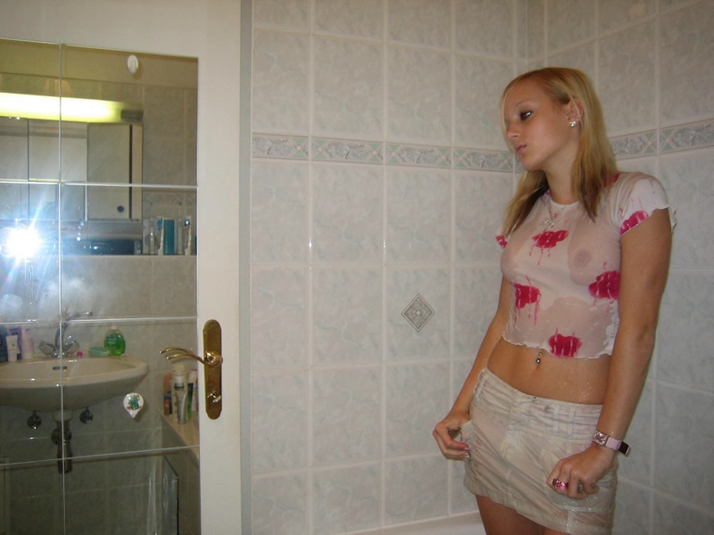 В углу ванной молодая леди со стеснением оголилась 6 фотография