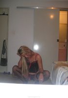 Сучка примеряет сексуальное белье закрывшись в спальне 8 фотография