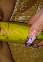 Бикса засунула банан промеж влажных половых губ 15 фото
