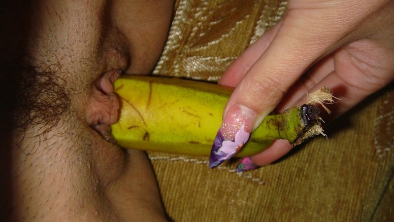 Бикса засунула банан промеж влажных половых губ 15 фотография