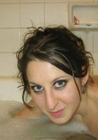 Брюнетка моется в ванной и параллельно сосет красный дилдо 8 фото