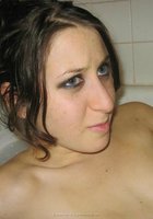 Брюнетка моется в ванной и параллельно сосет красный дилдо 10 фотография