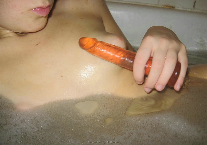 Брюнетка моется в ванной и параллельно сосет красный дилдо 20 фотография