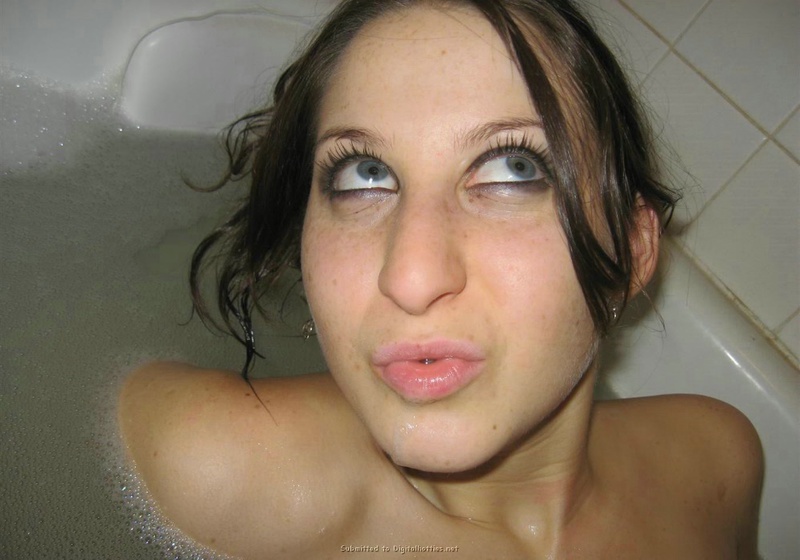 Брюнетка моется в ванной и параллельно сосет красный дилдо 24 фотография