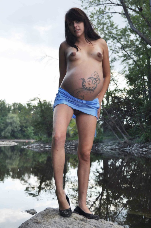 Беременная проводит время у реки в полностью голом виде 4 фотография