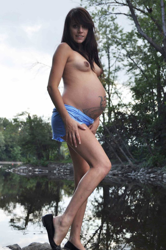 Беременная проводит время у реки в полностью голом виде 6 фотография