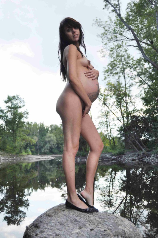 Беременная проводит время у реки в полностью голом виде 15 фотография