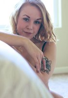Татуированная Кейли с самого утра начала игриво оголяться 13 фотография