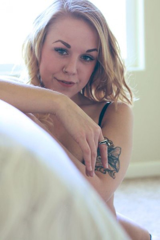 Татуированная Кейли с самого утра начала игриво оголяться 13 фотография