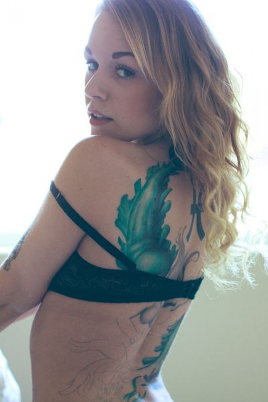 Татуированная Кейли с самого утра начала игриво оголяться 30 фотография