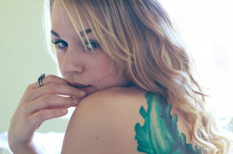 Татуированная Кейли с самого утра начала игриво оголяться 36 фотография