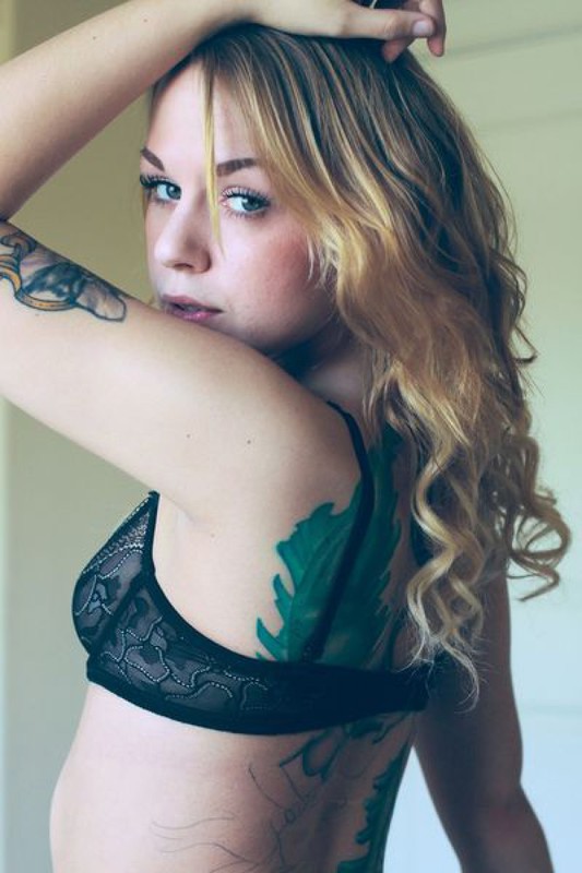 Татуированная Кейли с самого утра начала игриво оголяться 33 фотография