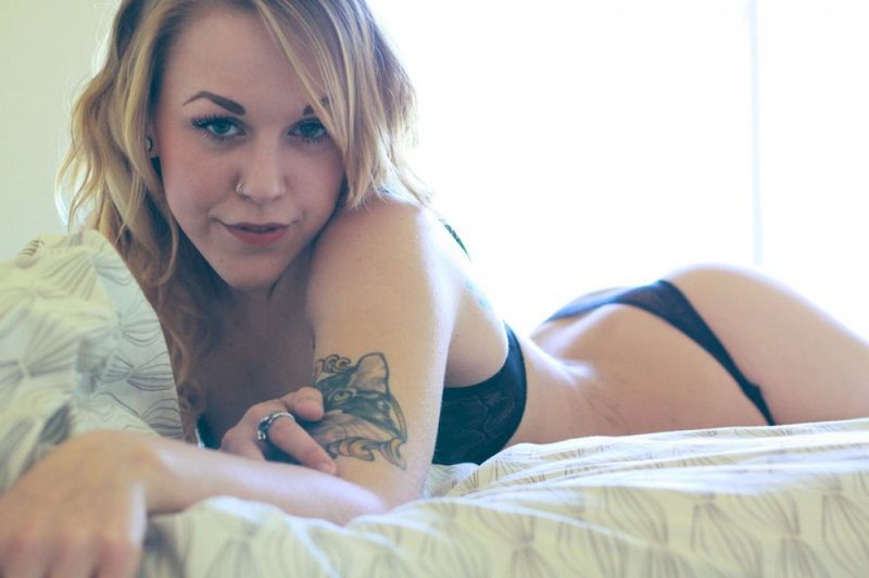 Татуированная Кейли с самого утра начала игриво оголяться 27 фотография