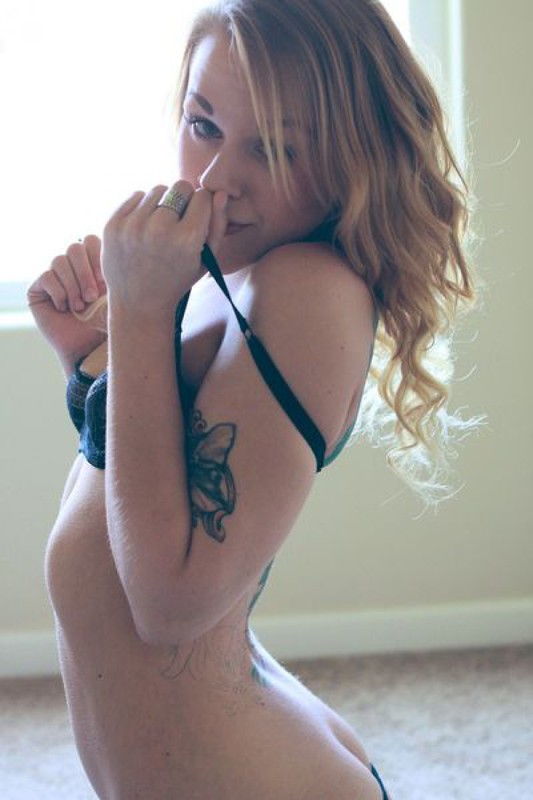 Татуированная Кейли с самого утра начала игриво оголяться 29 фотография