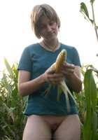 Цыпочка трахает себя кочаном на кукурузном поле 20 фотография