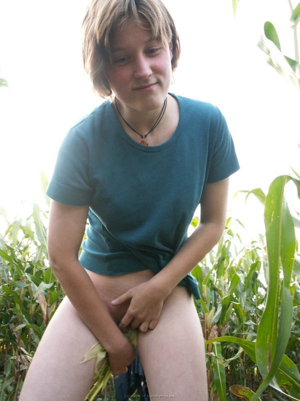 Цыпочка трахает себя кочаном на кукурузном поле 26 фотография