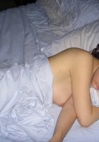 Голенькая брюнетка слишком крепко спит в кроватке 6 фото