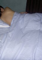 Голенькая брюнетка слишком крепко спит в кроватке 4 фото