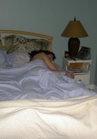 Голенькая брюнетка слишком крепко спит в кроватке 3 фото