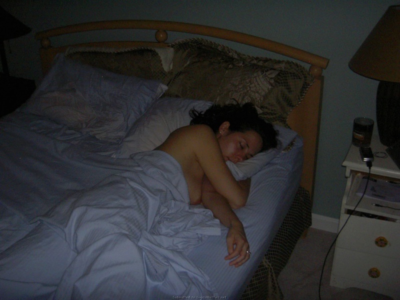 Голенькая брюнетка слишком крепко спит в кроватке 5 фотография