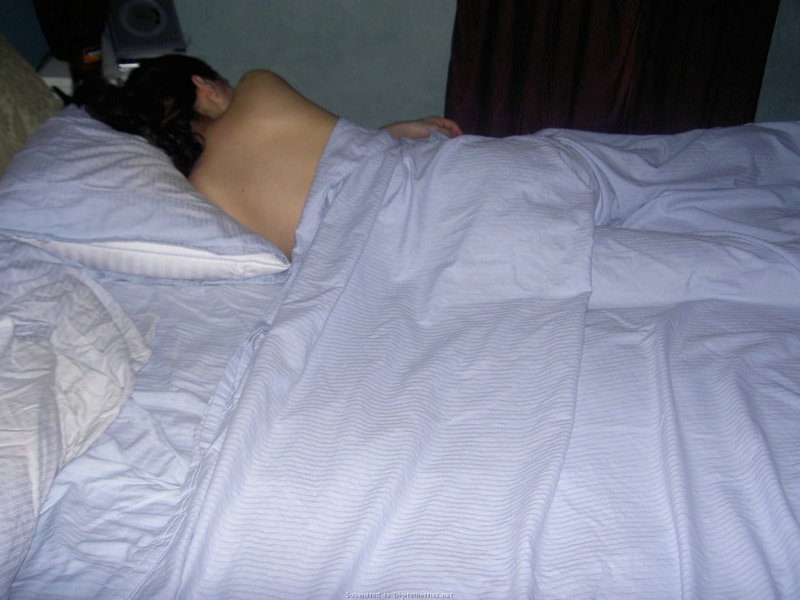 Голенькая брюнетка слишком крепко спит в кроватке 4 фотография