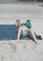 Бикса на пляже отодвигает пальчиками плавки 14 фото