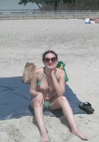 Бикса на пляже отодвигает пальчиками плавки 9 фото
