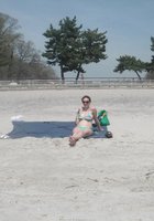 Бикса на пляже отодвигает пальчиками плавки 4 фото