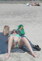 Бикса на пляже отодвигает пальчиками плавки 13 фотография
