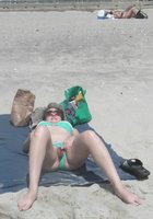 Бикса на пляже отодвигает пальчиками плавки 12 фото