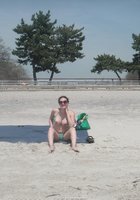 Бикса на пляже отодвигает пальчиками плавки 7 фото