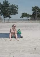 Бикса на пляже отодвигает пальчиками плавки 8 фотография