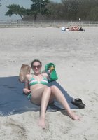 Бикса на пляже отодвигает пальчиками плавки 11 фотография