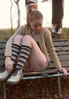 Девятнадцатилетняя Настенька показала киску в парке 1 фото