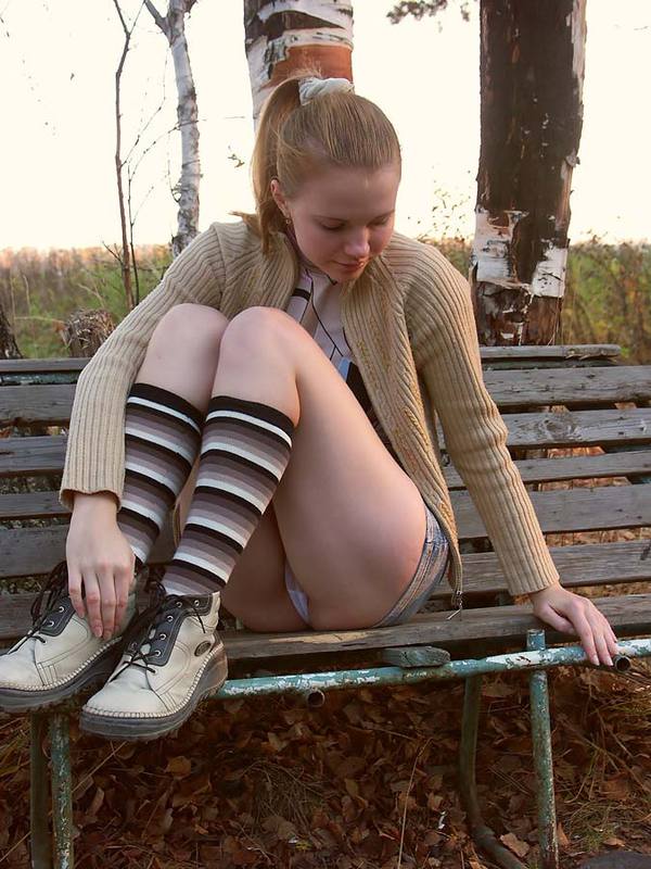 Девятнадцатилетняя Настенька показала киску в парке 1 фотография
