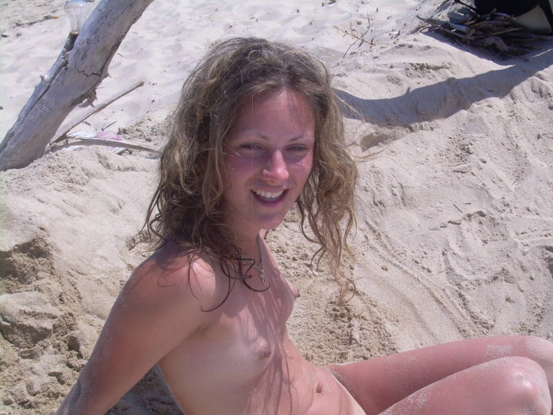Кучерявая чувиха оголяется на пляже 17 фотография