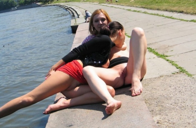 Две лесбиянки на людях занимаются любовью 7 фотография