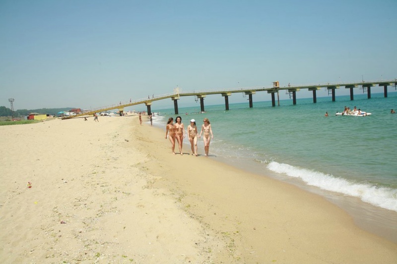 Четыре лесбиянки гуляют по пляжу без купальников 3 фотография